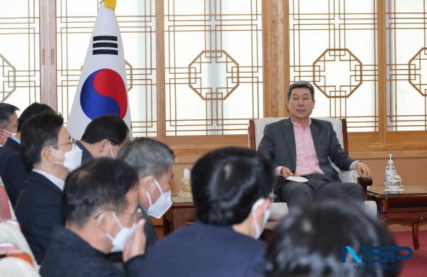 NSP통신-이강덕 포항시장이 설 연휴가 끝난 31일 오전 간부회의를 갖고 연초 민생경제 살리기에 모든 동력을 집중해 지역에 닥친 경제 위기를 슬기롭게 극복해 나가자고 강조했다. (사진 = 포항시)