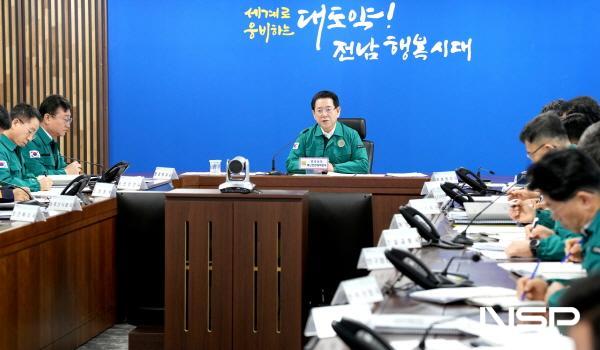 NSP통신-김영록 전라남도지사가 4일 오전 도청 재난종합상황실에서 실국장과 영상으로 연결된 시군 부군수들이 참석한 가운데 대설·한파 대비 대책회의를 주재하고 있다. (사진 = 전남도)