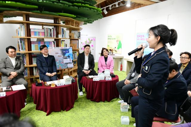 NSP통신-이민근 안산시장(사진 왼쪽 두번째)이 희망을 나누는 첫인사, 동행 본오3동 방문에서 청소년과 인사를 나누고 있다. (사진 = 안산시)