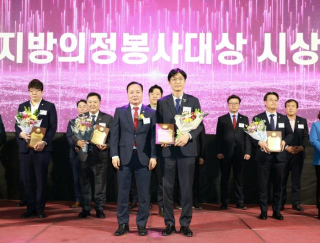 NSP통신-대한민국시군자치구의회의장협의회에서 수여하는 지방의정봉사 대상에 선정된 박인철 용인시의원이 수상 기념촬영을 하고 있다. (사진 = 용인특례시의회)