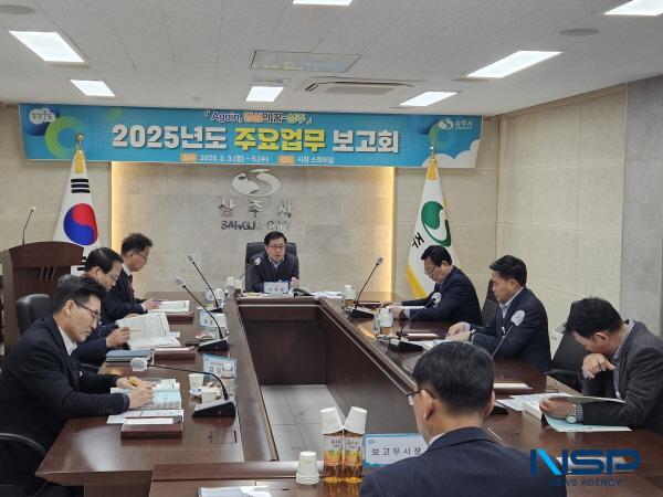 NSP통신-상주시는 지난 3일부터 4일까지 2일간 시청 소회의실에서 부서장들이 참석한 가운데 2025년도 주요업무 보고회를 개최했다. (사진 = 상주시)