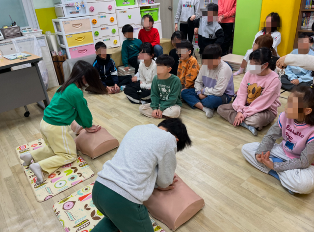 NSP통신-어린이들이 심폐소생술 훈련을 하고 있다. (사진 = 화성시)