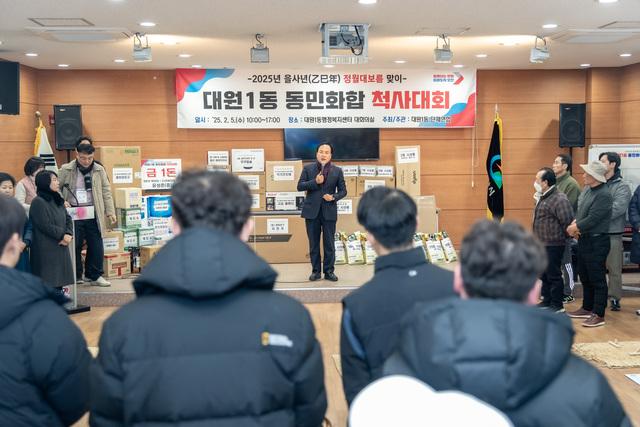 NSP통신-5일 이권재 오산시장(가운데)이 척사대회에서 인사말을 하는 모습. (사진 = 오산시)