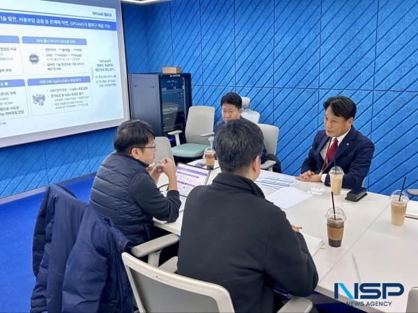 NSP통신-이상훈 한국산업단지공단 이사장(사진에서 오른쪽)이 6일 가산 AI데이터센터에 방문해 데이터센터 운영 현황을 확인하고 있다. (사진 = 한국산업단지공단)