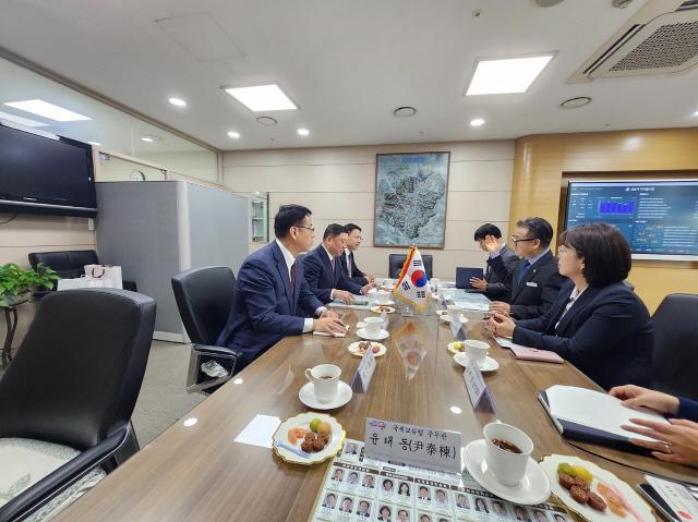 NSP통신-지난해 4월 선양시 외사판공실 주임 등 선양시 대표단이 성남시청을 방문해 행정기획조정실장과 면담을 하는 모습. (사진 = 성남시)