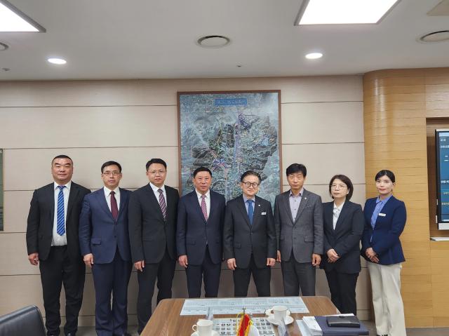 NSP통신-지난해 4월 선양시 대표단이 성남시청을 방문해 행정기획조정실장과의 면담 후 기념촬영 모습. (사진 = 성남시)
