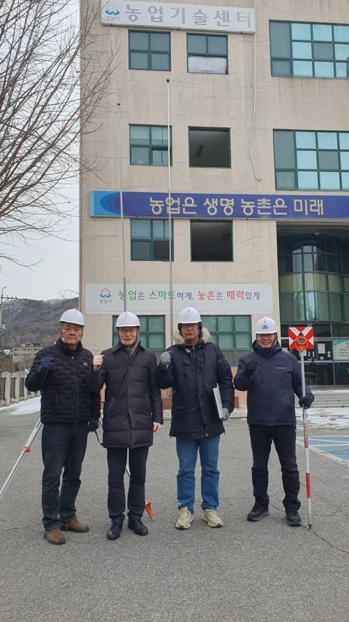 NSP통신-박종각 성남시의원이 이매1동 복합청사 착공 현장 점검 후 관계자들과 함께 기념촬영을 하고 있다. (사진 = 박종각 의원실)