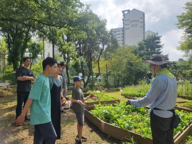 NSP통신-청계동 가막들공원 내 도시농업텃밭교실에 참여하고 있는 시민들이 실습에 앞서 설명을 듣고 있다. (사진 = 의왕시)