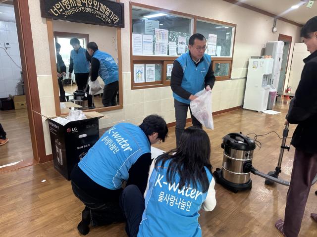 NSP통신-K-water 수자원공사 안동권지사 물사랑 나눔단은 지적장애인 거주시설 평강의집에 후원품을 전달했다. (사진 = 안동시)