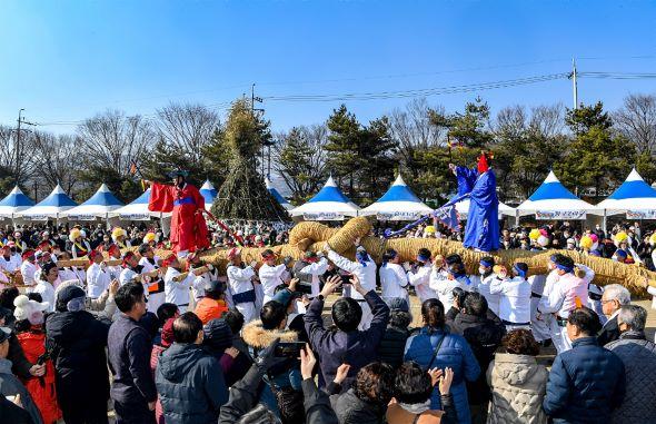 NSP통신-영주시 2025 을사년 정월대보름 행사 12일 선비촌·무섬마을·남원천에서 열려, 부정과 근심을 태우는 달집태우기 등 민속행사 다채롭게 진행 순흥초군청민속문화제 추진위원회는 선비촌 광장에서 100여 년의 역사를 지닌 농민 자치기구 순흥초군청의 정통성 계승과 전통문화 보존을 위한 민속행사인 순흥초군청 민속문화제를 개최한다. (사진 = 영주시)