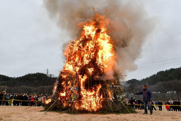 NSP통신-영주 무섬마을에서는 정월대보름을 맞아 고유제, 쥐불놀이, 풍물놀이 등 전통 민속놀이가 진행되며, 어묵·시루떡 나눔, 고구마 구워 먹기 등 의 음식 나눔 행사도 마련된다. 달이 뜨는 시각에 맞춰 짚과 솔가지로 만든 달집을 태우며 모두의 무사 안녕을 기원한다. (사진 = 영주시)