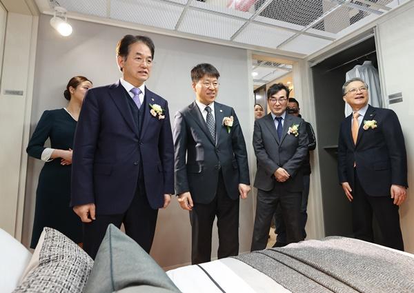 NSP통신-고양창릉주택전시관 내부를 둘러보고 있는 이동환 고양특례시장(맨 왼쪽), 진현환 국토교통부 차관(왼쪽에서 두 번째) (사진 = 고양시)