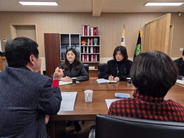 NSP통신-장윤정 경기도의원이 안산 본오중·학현초 교육 현안 등을 청취하고 있다. (사진 = 장윤정 의원실)