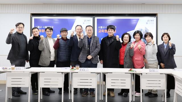 NSP통신-시흥시의회 교육복지위원회 간담회 기념촬영 모습. (사진 = 시흥시의회)