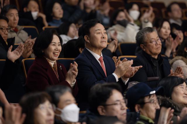 NSP통신-김성제 시장이 시민들과 함께 의왕시필하모닉오케스트라 정기연주회를 감상하고 있다. (사진 = 의왕시)