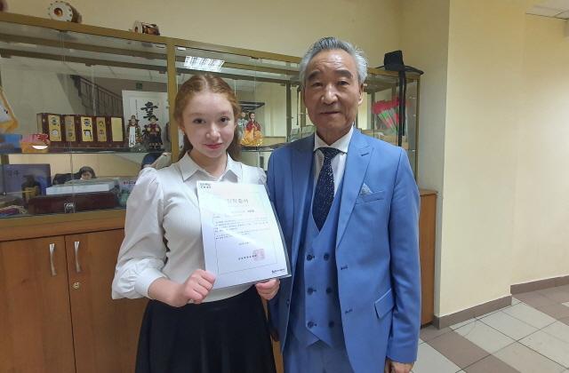 NSP통신-카잔연방대 한국학연구소장 고영철 교수(오른쪽)가 중등부 말하기 부문 수상자에게 한국어 연수 장학증서 수여 후 함께 기념촬영을 하고 있다. (사진 = 김포대학교)