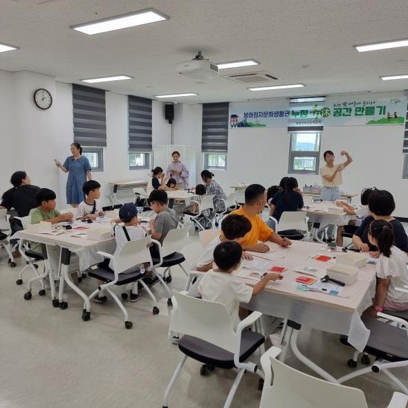 NSP통신-봉화정자문화생활관은 겨울방학을 맞은 초등학생들을 위해 세계적 명화를 눈높이에 맞춰 감상하고 작가들의 작품을 아이들 스스로 재해석해 볼 수 있는 명화이야기-빈센트 반 고흐, 에바 알머슨 특강을 개최한다. (사진 = 봉화군)