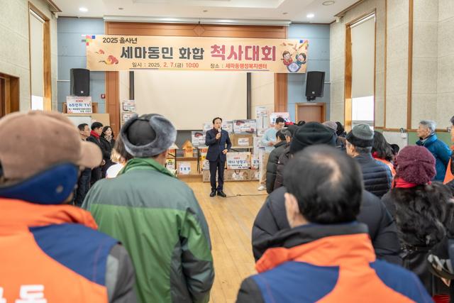 NSP통신-7일 이권재 오산시장(가운데)이 척사대회에서 인사말을 하는 모습. (사진 = 오산시)
