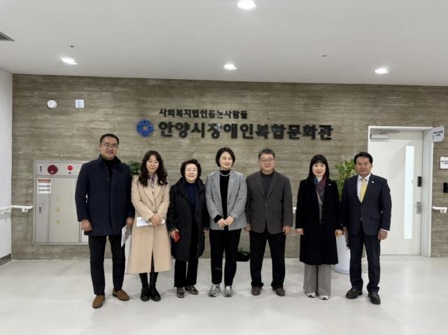 NSP통신-안양시의회 보사환경위원회 안양시장애인복합문화관 현장 방문 기념촬영 모습. (사진 = 안양시의회)
