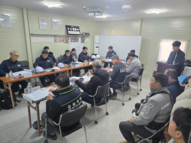 NSP통신-합동 검수단 공동주택 품질을 점검하는 모습. (사진 = 오산시)