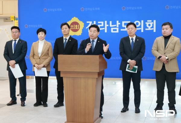 NSP통신-전라남도의회 순천지역 더불어민주당 신민호 의원 등 8명이 순천시민을 대상으로 민생회복지원금을 지급해야 한다는 입장을 밝히고 있다. (사진 = 전남도의회 신민호 의원)