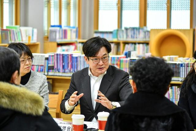 NSP통신-김병수 김포시장이 운양동에서 신년인사회를 이어가며 단체대표들과 현안에 대해 논의하고 있는 모습. (사진 = 김포시)