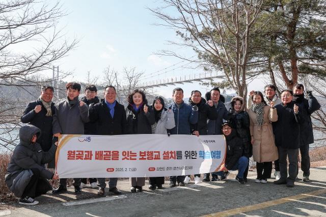 NSP통신-춘천시 일원 월곶 배곧간 보도교 건립 시흥시의회 현장사례 답사 기념촬영 모습. (사진 = 시흥시의회)