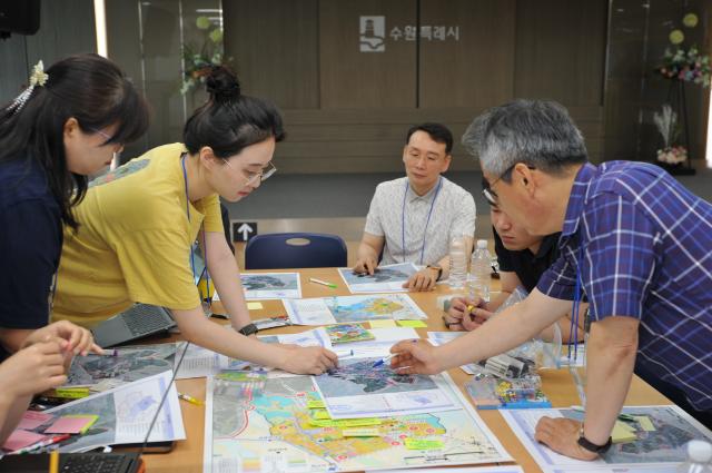 NSP통신-2040 수원 도시기본계획 수립에 참여한 시민계획단 위원들이 생활권별 발전 방향을 구상 활동을 벌이고 있다. (사진 = 수원시)