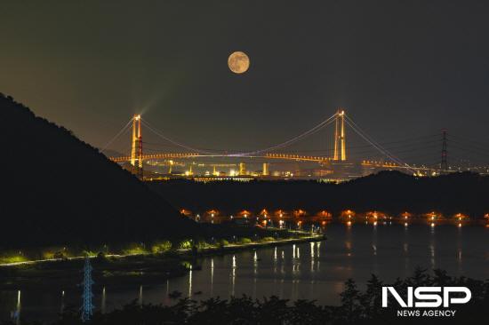 NSP통신-이순신대교 위로 떠오른 장엄한 광양의 월출 (사진 = 광양시청)