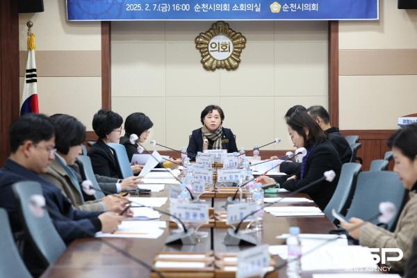 NSP통신-순천시 의회 김미연(더불어민주당, 조곡·덕연)문화경제위원장은 순천시 스토킹범죄 예방 및 피해지원에 관한 조례를 스토킹범죄 뿐만 아니라 교제 폭력까지 포괄하는 내용으로 개정하기 위한 간담회를 개최했다 (사진 = 순천시의회)