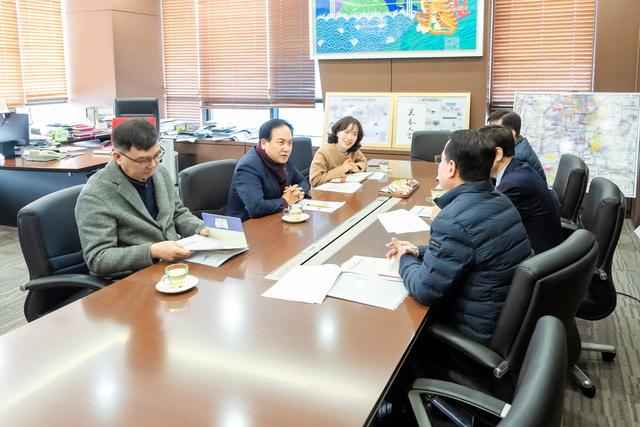 NSP통신-10일 이권재 오산시장(왼쪽 두번째)이 DS파월 방문해 지역난방 요금 인하 방안을 논의하는 모습. (사진 = 오산시)