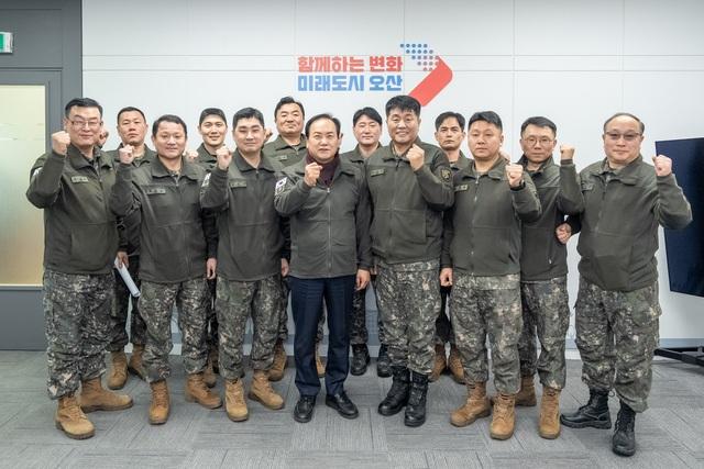 NSP통신-10일 이권재 오산시장(앞 줄 왼쪽 네번째)과 간담회 참석자들이 기념촬영을 하는 모습. (사진 = 오산시)