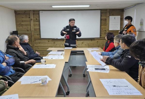 NSP통신-영양군다문화가족지원센터는 11일 센터 교육장에서 다문화가정 10가구를 대상으로 안동소방서 영양군 119 안전센터 직원이 직접 센터를 방문해 찾아가는 안전교육을 실시했다. (사진 = 영양군)