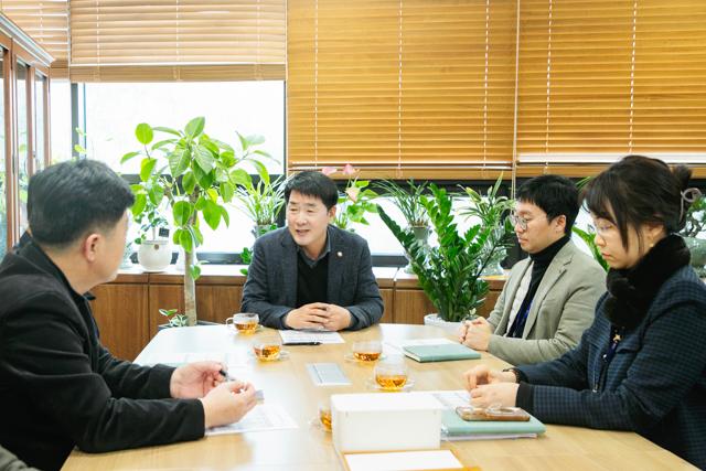 NSP통신-10일 배정수 화성시의회 의장(가운데)이 간담회에서 지역업체 구매 활성화를 논의하는 모습. (사진 = 화성시의회)