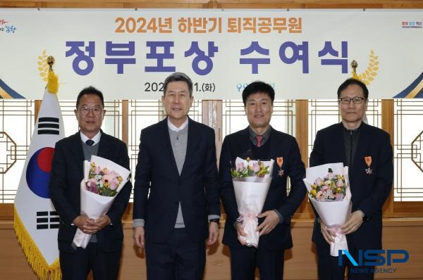 NSP통신-포항시는 11일 시청 대외협력실에서 2024년 하반기 퇴직자에 대한 정부포상 수여식을 개최했다. (사진 = 포항시)