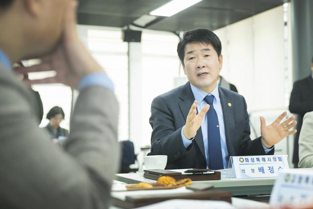 NSP통신-11일 배정수 화성시의회 의장이 정례회의에서 발언을 하고 있다. (사진 = 화성시의회)