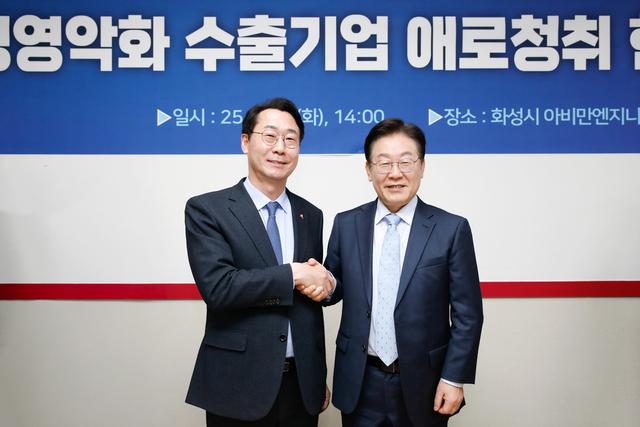 NSP통신-11일 정명근 화성시장(왼쪽)과 이재명 더불어민주당 대표가 악수를 하고 있다. (사진 = 화성시)