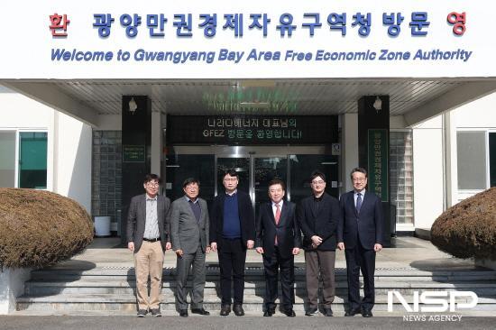 NSP통신-나라다에너지 한국법인 임원들 광양만권경제자유구역청 방문 기념 찰영 (사진 = 광양만권경제자유구역청)