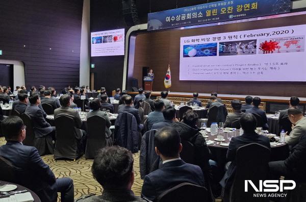 NSP통신-여수상공회의소 제4차 열린 오찬 강연회에서 LG화학 대표이사 신학철 부회장이 강연하고 있다. (사진 = 여수상의)