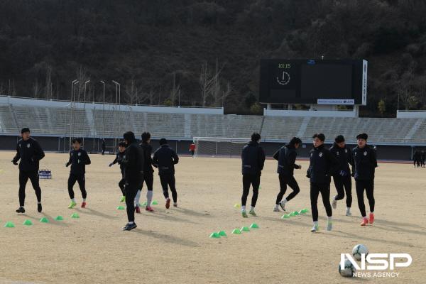 NSP통신-여수시 신기동 망마경기장에서 훈련 중인 시흥시민축구단 (사진 = 서순곤 기자)