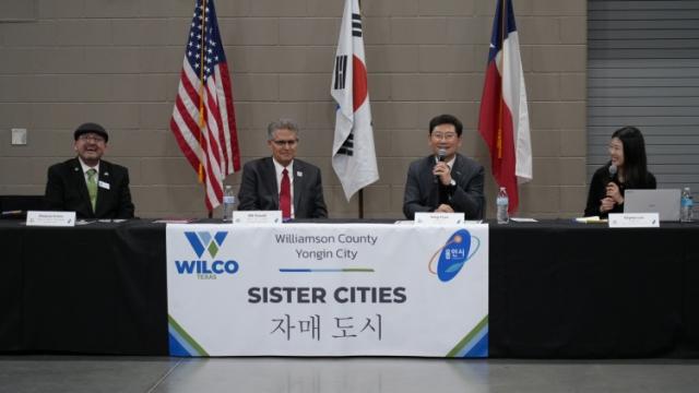 NSP통신-이상일 용인특례시장이 지난달 9일 미국 윌리엄슨 카운티를 방문해 자매결연 협약서에 서명하고 인사말을 하고 있다. 이 자리에는 빌 그래벨 윌리엄슨 카운티청장(왼쪽 두번째)과 드웨인 아리올라 테일러시 시장(왼쪽)이 참석했다. (사진 = 용인특례시)