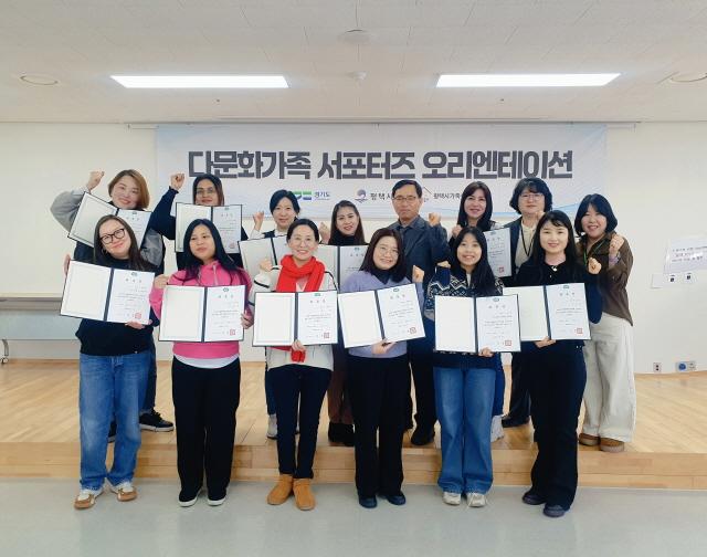 NSP통신-11일 오전 10시 평택시가족센터에서 2025년 경기도 다문화가족 서포터즈 위촉식 및 간담회가 진행됐다. 사진은 기념촬영 모습. (사진 = 평택시)
