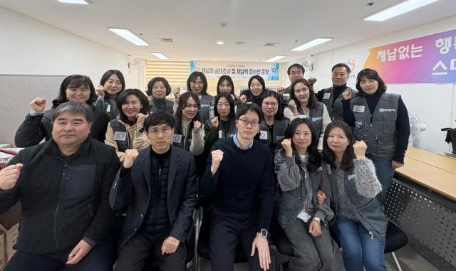 NSP통신-안양시청 5층 징수반 사무실에서 체납자 실태조사 및 체납액 징수반이 기념촬영을 하고 있다. (사진 = 안양시)