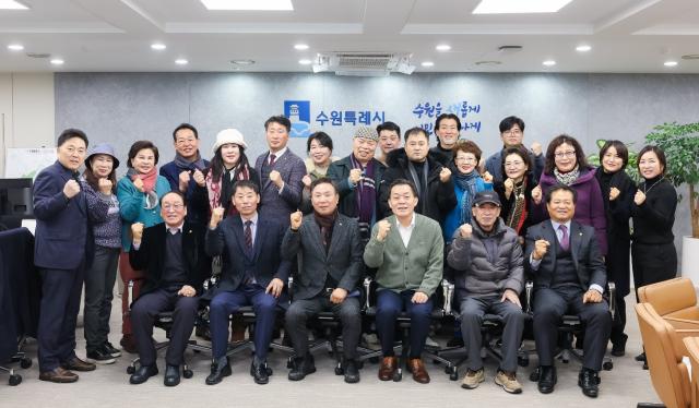 NSP통신-12일 이재준 수원시장(앞 줄 왼쪽 네번째)와 시민협의회 임원들이 기념촬영을 하는 모습. (사진 = 수원시)