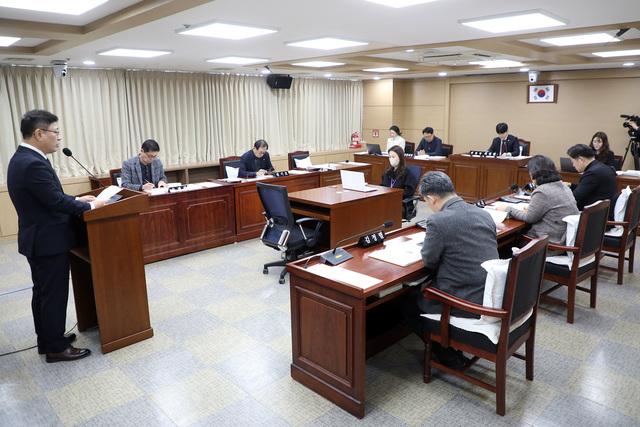 NSP통신-12일 수원시의회 도시미래위원회가 소관부서 업무를 점검하고 있다. (사진 = 수원시의회)