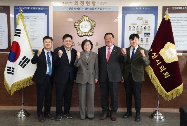 NSP통신-안성시의회와 안성시 간 정례 간담회 후 기념촬영 모습. (사진 = 안성시의회)