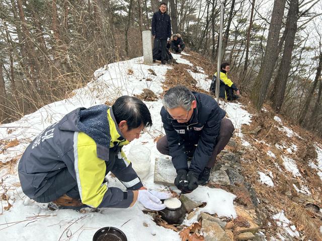 NSP통신-염장봉 제례를 지내고 있는 모습. (사진 = 정선군)
