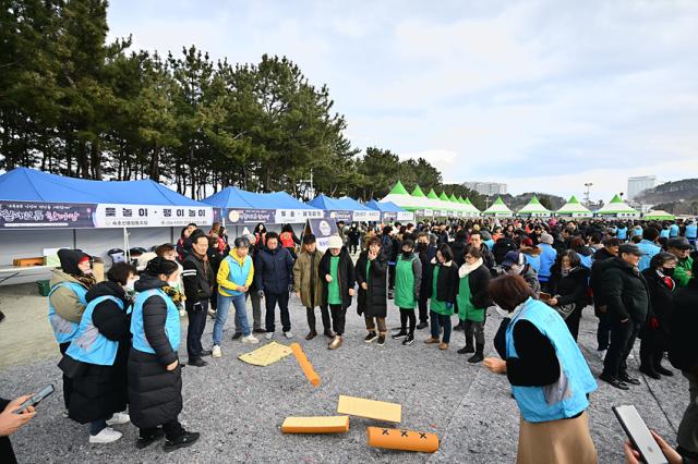 NSP통신-속초시 정월대보름 행사 모습. (사진 = 속초시)