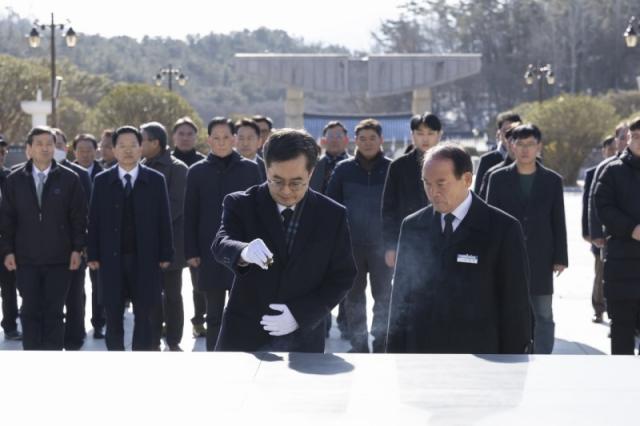 NSP통신-김동연 경기도지사가 국립 5.18민주묘지에서 분향을 하고 있다. (사진 = 경기도)