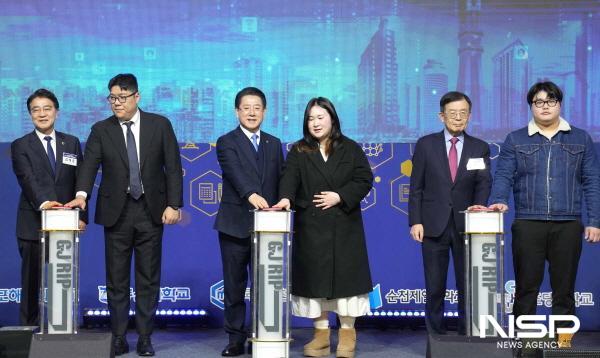 NSP통신-김영록 전라남도지사가 13일 영암 호텔현대바이라한에서 열린 지자체-대학 협력기반 지역혁신사업(RIS) 성과공유회 및 지역발전토론회에 참석, 참석자들과 지자체-대학 협력기반 지역혁신사업(RIS) 성공다짐 퍼포먼스를 하고 있다. (사진 = 전남도)